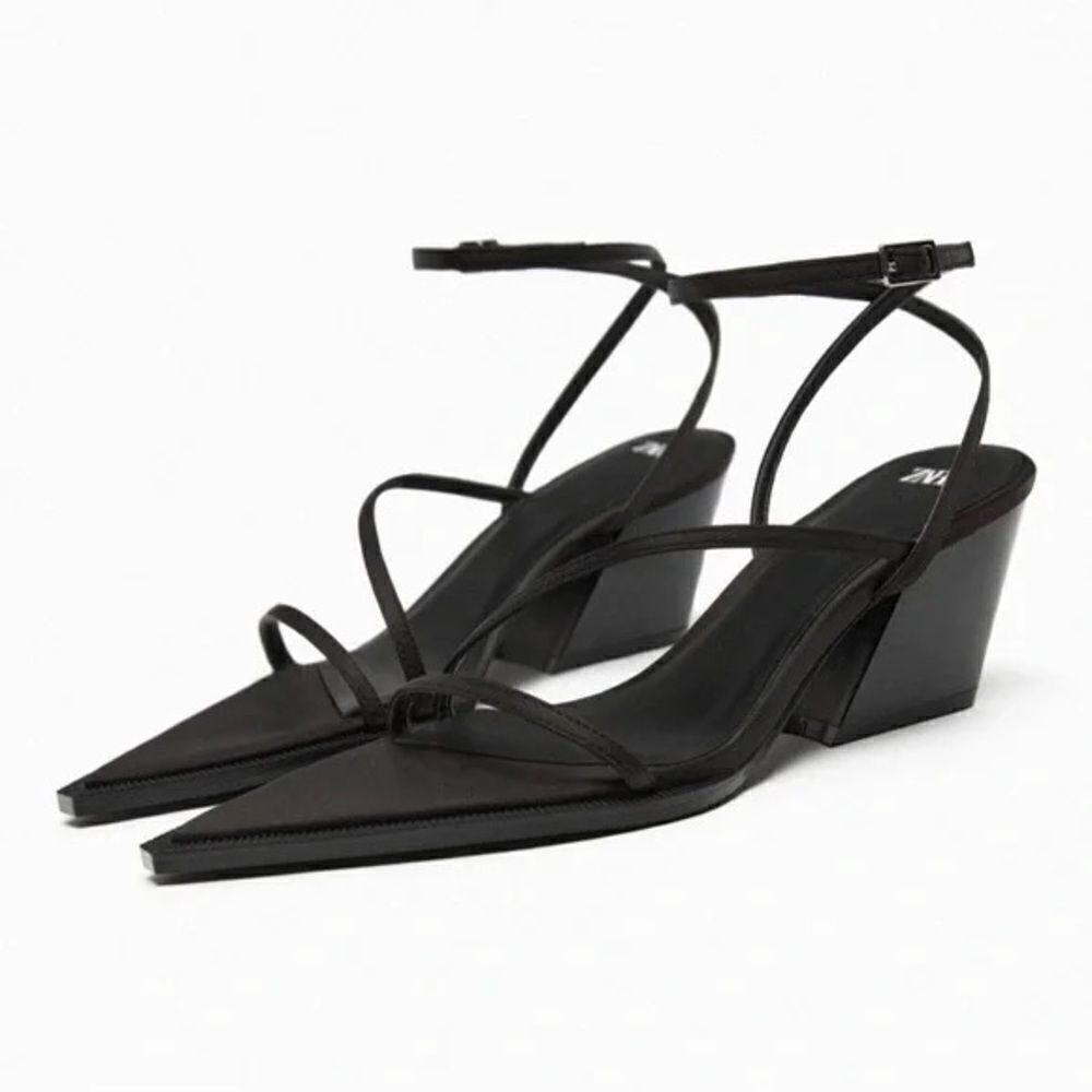 ZARA STRAPPY BLOCK HEELED SANDALS
BLACK - Picture 2 of 5